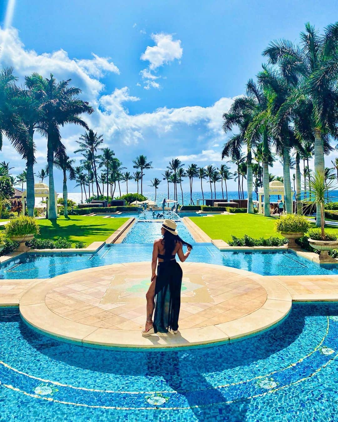 Eri Antonのインスタグラム：「Sometimes we get so caught up in the details, we forget to pull back and reflect on the big picture.  🌴💚  #hawaii #maui   www.Erianton.com✨✨✨」