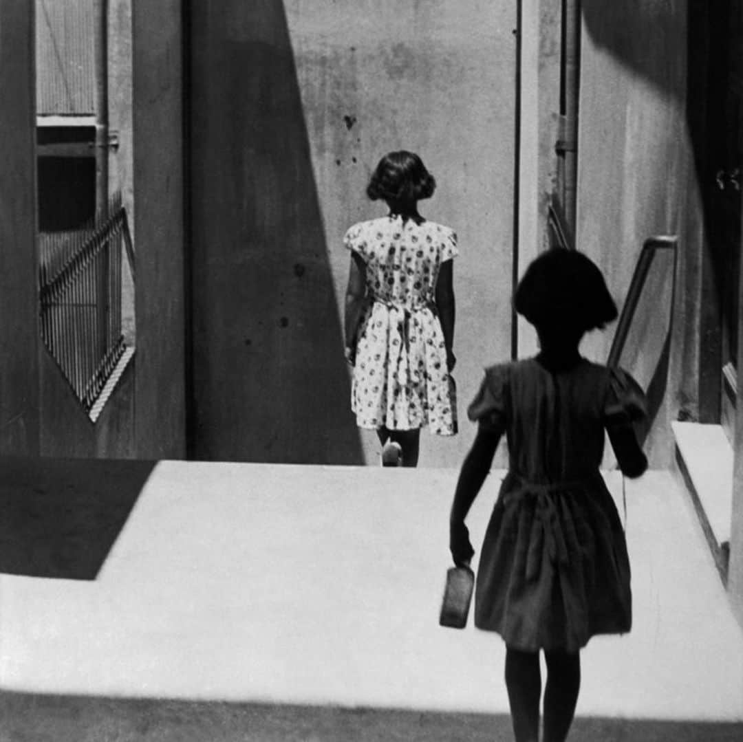 ブリット・マーリングのインスタグラム：「we found darby hart …. ⚡️ (photograph by sergio larrain)」