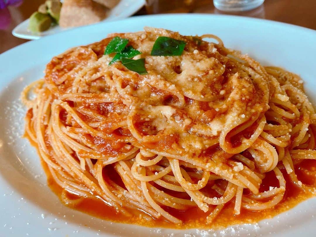 のインスタグラム：「⋆* おはよー😇 昨日はわがまま言って、 無いメニューを大盛りで🍅🍃 ランチのセット、コスパ良すぎて パーキング代の方が高い🤣」