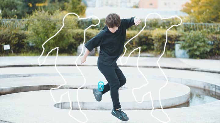 石田太志のインスタグラム：「That’s cool motion graphics! Thanks  @zach4thlife for editing!  #footbag #worldchampion #performance #a7c #camera #sel85f18 #sony #sonyalpha #portrait #japan #niigata #autumn #fall #video #animation #edit #animationart #water #waterdrop #motiongraphics #フットバッグ #世界一 #パフォーマンス #ポートレート #新潟 #秋 #動画 #アニメーション #水 #モーショングラフィックス」