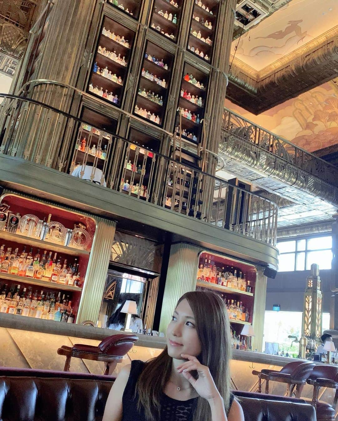 市原彩花さんのインスタグラム写真 - (市原彩花Instagram)「Atlas Bar🍸  This is one of the best bars in the world🌍 @50bestbars  You will be able to drink the best gin and tonic😉  世界のBest Bar 50選で4位に輝いたこともあるAtlas🍸 豪華で壮大なバーの中央にそびえ立つのは高さ15mもあるジン・タワー！ 1000本以上のジンが入ってるの🤩 夜だけじゃなく、ランチやアフタヌーンティーもしてるから、明るい時間に来てみたよ☺️ 定番のジントニックは最高だったし(5枚目)、フードもどれも美味しくて大満足🥰 フード3品頼んだ割にはお会計がそんなに高くなくて、リピート確定🙋‍♀️❣️大好きここ❣️ またお洒落して来たいな🥰  #atlas#atlasbar#singaporebars#singaporerestaurant#singaporelife#singapore_insta#singapore#シンガポール#singapura#海外生活#海外旅行#シンガポール暮らし#シンガポール生活#シンガポール在住#シンガポール在住日本人#싱가포르#新加坡#ginandtonic」10月12日 17時13分 - ayaka_ichihara