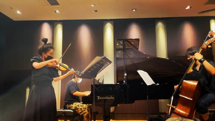 木嶋真優のインスタグラム：「10/16(土)BlueNoteTokyo ブルーノートリハ🎥 Pf 伊賀拓郎さん Bass 一本茂樹さんと。  両ステージ完売しているのですが臨時席を設けてくださっているみたいなので DM頂いている方は ブルーノート03-5485-0088 までお願いいたします🙏  そして2ndのみのオンライン配信チケット🎫あります🙌 (3日間アーカイブあり) プログラムは 1st 2ndで少し 変えるつもりだよ！💫 (リンクはストーリーから)  リハーサル場所貸していただきありがとうございました！  #bluenote #live #rehearsal #リハーサル」