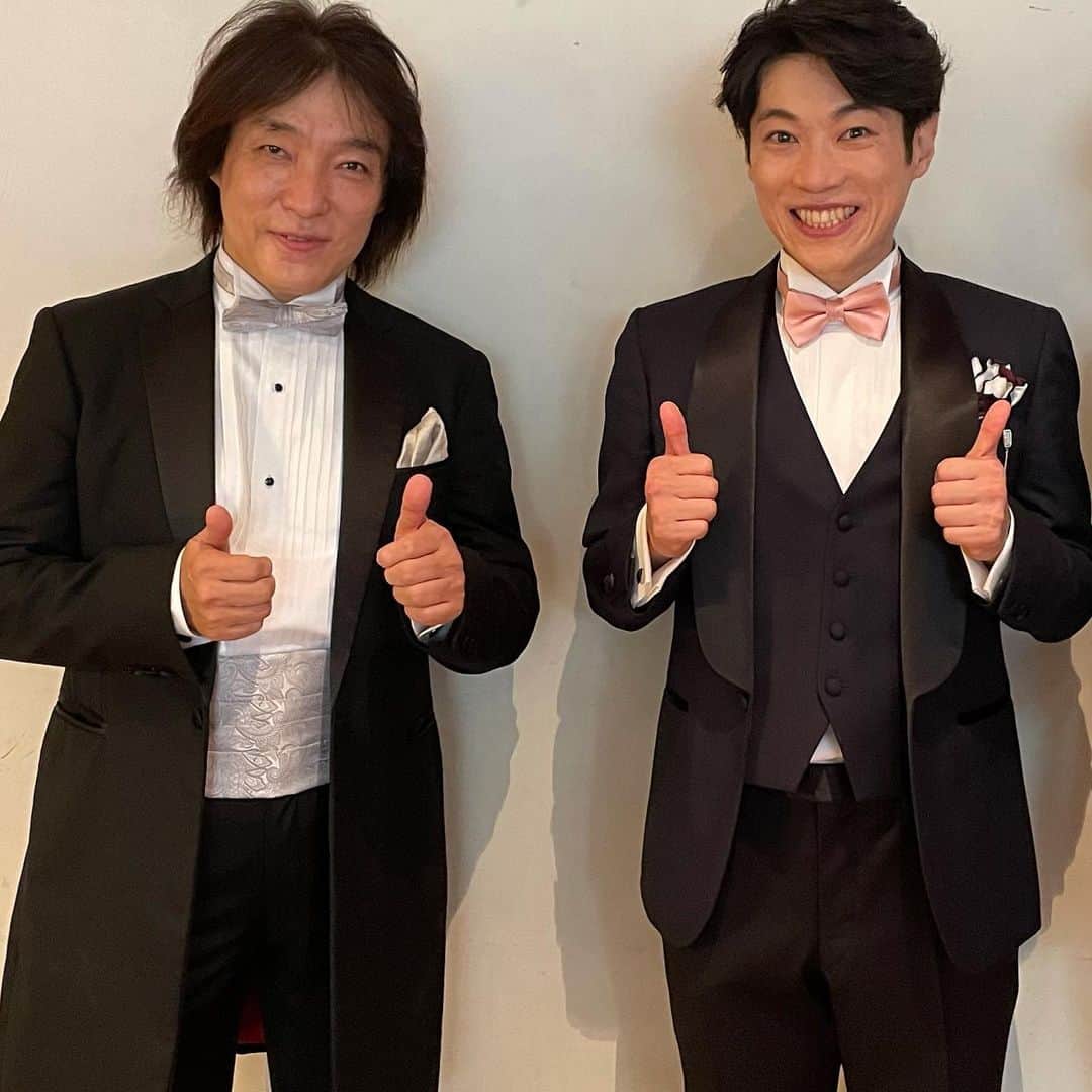 飯森範親のインスタグラム：「東京ニューシティ管弦楽団（2022年4月よりパシフィックフィルハーモニア東京と改名）0歳からのコンサートでは見事な歌とおしゃべりで盛り上げて下さった、だいすけお兄さんこと横山だいすけさんと…舞台上で彼が喋ると、子どもたちが皆集中して静かに…本当に凄い‼️笑 また来年もご一緒できるかな…心から感謝‼️ #東京ニューシティ管弦楽団  #横山だいすけ」