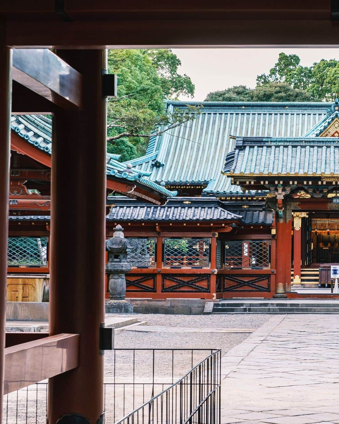 SHOCK EYEさんのインスタグラム写真 - (SHOCK EYEInstagram)「神社とのお付き合いは、 人付き合い一緒。  ふと思い立ったら、逢いに行こう。  だって一度きりで終わらせるなんて寂しいじゃん。  願い事をする時だけ逢いに行くのも、違うじゃん。  それに時々、逢いにきてくれたらきっと相手も嬉しいはず。  先日も、しっかりあの日の感謝を伝えに、根津神社、乙女稲荷神社に行ってきたよ✨⛩  僕にはこうして定期的に通う神社さんが沢山ある。  ホッとできる場所がある。 今の自分を報告したい場所がある。  そんな場所を持つだけで毎日の生活がほんの少しだけ豊かに彩られていくのがわかるんだ。  神恩感謝。  あの日に見た景色と、今日見た景色。 何が違うだろう？  そんなことを静かに感じながら手を合わせたよ🙏  #根津神社 #乙女稲荷神社 #神社 #shrine #東京十社」10月12日 9時47分 - shockeye_official