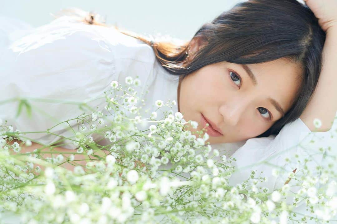 長谷川かすみのインスタグラム：「切っても切れない関係  かすみ草  みんなの切っても切れない関係の物は何🤔？」