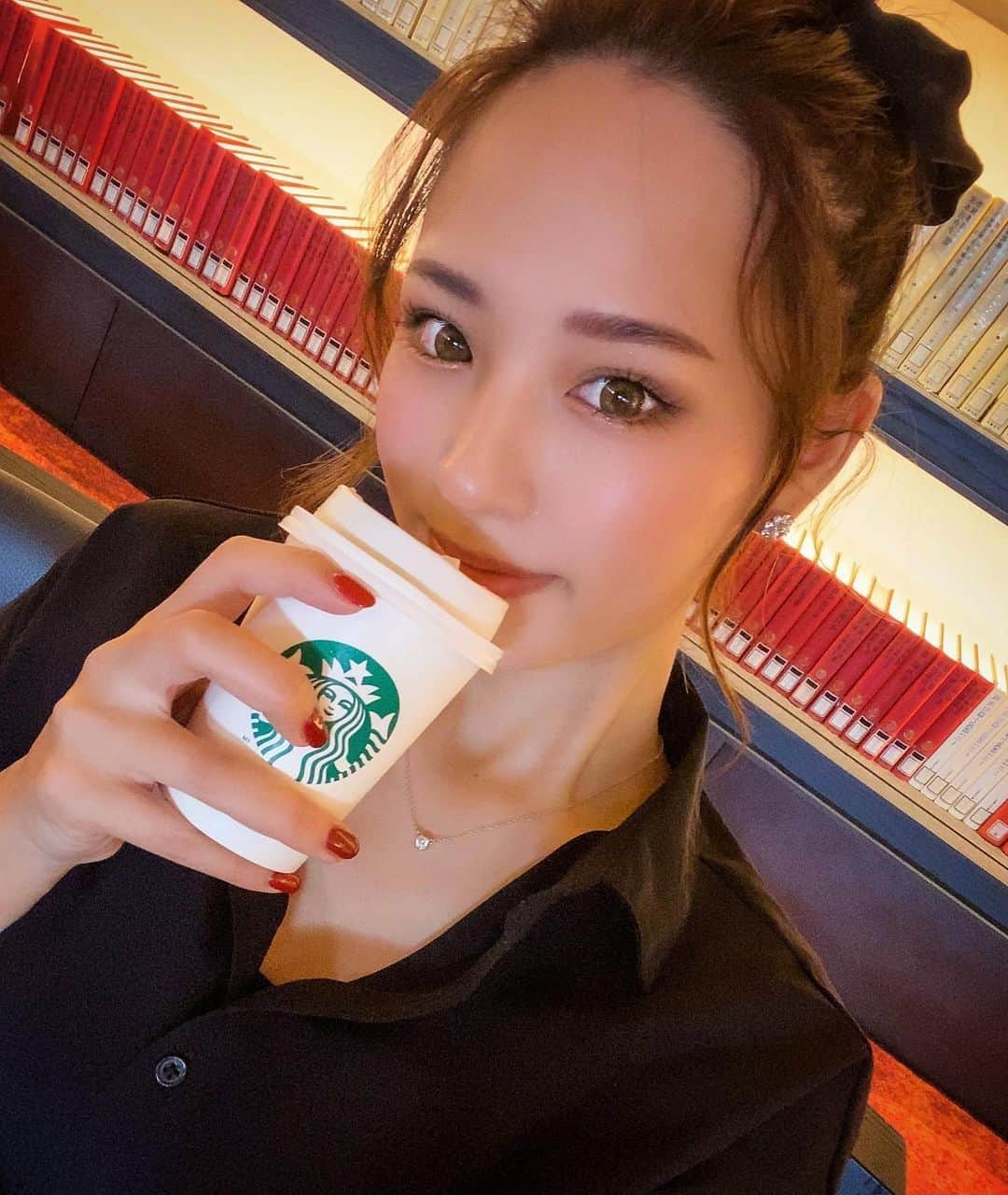 中尾みほさんのインスタグラム写真 - (中尾みほInstagram)「・ ・ wakayama starbucks ・ ・ #和歌山#和歌山市駅#和歌山市 #スタバ#スターバックス#珈琲 #和歌山市図書館#図書館#素敵 #starbucks#book#selfie#me #starbuckscoffee#coffee#love」10月12日 10時33分 - mihochan18