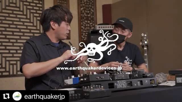 井澤惇のインスタグラム：「Earth Quaker Devicesとオヤイデ電機によるペダルボードのオーバーホール企画に出演しました♪ 海外ツアーで結構酷使してたボードがより安定になったきがする！  #Repost @earthquakerjp with @make_repost ・・・ 日本国内のケーブル専門店として説明不要のオヤイデ電気と、エフェクターの電源ではナンバーワンの信頼度を誇りペダルボード界にも進出したVooDoo Lab、そしてEQDがタッグを組んでアーティストの足回りの面倒を見るPedalboard Overhaulの第一号のゲストは日本国内のみでなく、世界中でペダルボードを酷使するLITEの井澤 惇さんです！ @oyaideelec @voodoolabofficial @bass138 @earthquakerdev @dacchi9010⁠ ⁠ プロ、アマを問わずペダルボードを一回組み上げると、載せ替えるペダルが有る時以外は他の部分のアップデートを怠ることも多々有ります。くたびれたボードに種類の違うパッチケーブル。ペダルの組み合わせ等の軽いチェックなんかには大丈夫でしょうが、レコーディング現場や特に沢山のライブやツアーをこなす人はペダルボードの安定感は最重要案件。ここでオヤイデ電気に感謝！音が音楽的にチューニングされていて、しっかりした作りのパッチケーブルやDCケーブルは貴方の音楽ライフをより良い物にします。自己満足では無く表現者として良い音で自分を見せる。音楽を演奏する上でとても大事な部分ではないでしょうか？⁠ ⁠ DIからのライン出しとアンプの音を使い分ける井澤さんが今回導入したSwiss Things（スイスシングス）エフェクトループスイッチャーが大活躍。フレキシスイッチ搭載のループやクリーンブースト等の便利な機能を搭載し、入力された音を素直に２系統の信号の組み合わせで出力します。複数の奏法で演奏するベースプレイヤーには最高の相棒、Tone Job（トーンジョブ）イコライザーも彼のボードに新たに加わります。⁠ ⁠ 私たちの大好きなペダルに必要な電源周りも勿論重要で、ペダルを駆動する”元”が良ければペダルのポテンシャルも最大限に引き出されるはず。世界中のトップアーティストが何故VooDoo Labのパワーサプライに頼るのかがこのビデオで分かります。⁠ ⁠ 素早いパッセージでの演奏が必要とされる井澤さんのプレイに対応し、音がグングンと前に出てくるペダルボードのアップデートをオヤイデ電気の本多さんは成功させるのか？！⁠ ⁠ 機材協力：Oyaide, Voodoo Lab, Yamaha Music Japan⁠ 撮影協力：Majestic Studio ⁠ 撮影：MINORxU⁠ ディレクター：Shu Suetake⁠ エディット：Dave Whited⁠ ⁠  •プロフィールページのLink in bioをクリックしてビデオに飛べます。YouTubeチャンネルの登録もお忘れなく！⁠」