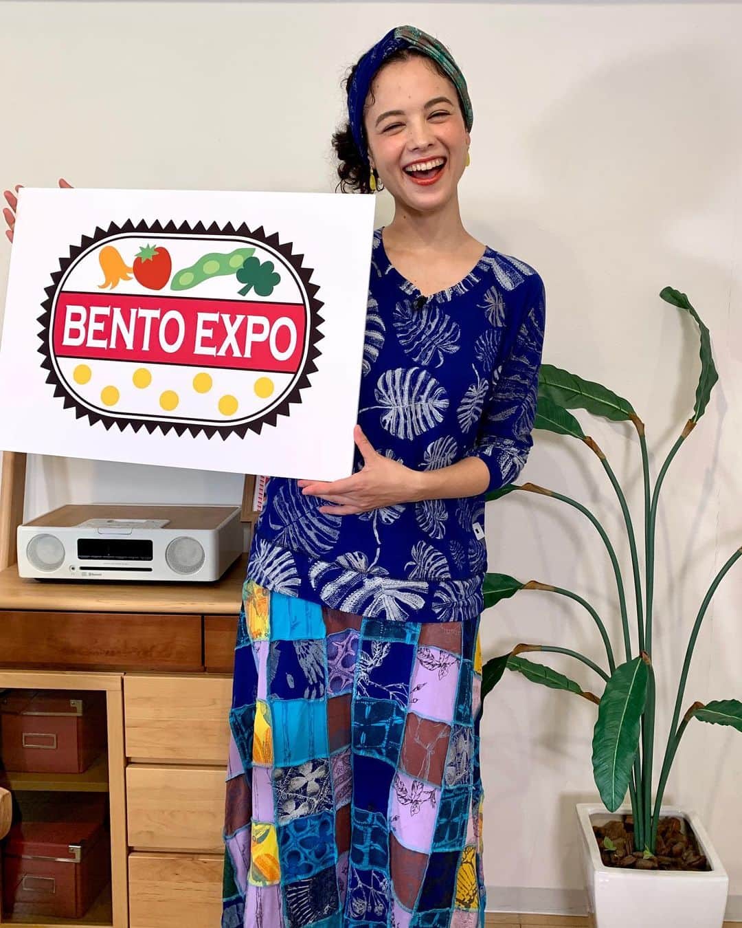 仲川希良のインスタグラム：「毎週火曜日のお昼は #BENTOEXPO ！ 今日もNHKでこのあと12:20〜です ・ 番組を一緒に見ているせいか 息子はだいぶ早いうちから「オイシショ、オイシショ(おいしそう)」と喋ります…… マークさんとマキさんのBENTOクッキングは毎回画面にかぶりつきです笑 ・ ・ #📺 #🍱 #お弁当 #bento ・ 番組で大活躍のBENTO MAKERのおふたりのアカウントはコチラ マークさん　@norecipes  マキさん　@cuteobento」