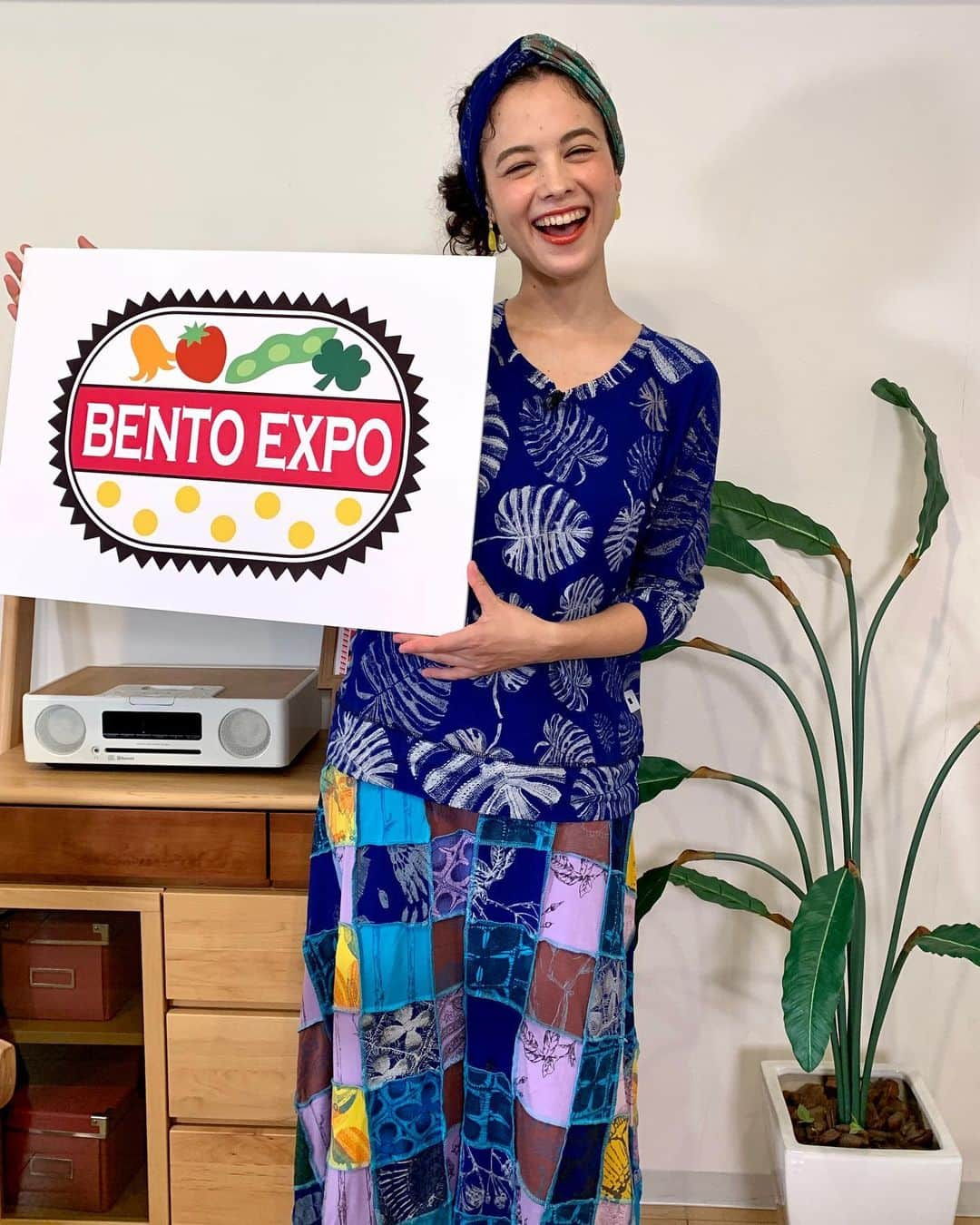 仲川希良さんのインスタグラム写真 - (仲川希良Instagram)「毎週火曜日のお昼は #BENTOEXPO ！ 今日もNHKでこのあと12:20〜です ・ 番組を一緒に見ているせいか 息子はだいぶ早いうちから「オイシショ、オイシショ(おいしそう)」と喋ります…… マークさんとマキさんのBENTOクッキングは毎回画面にかぶりつきです笑 ・ ・ #📺 #🍱 #お弁当 #bento ・ 番組で大活躍のBENTO MAKERのおふたりのアカウントはコチラ マークさん　@norecipes  マキさん　@cuteobento」10月12日 11時13分 - kiranakagawa