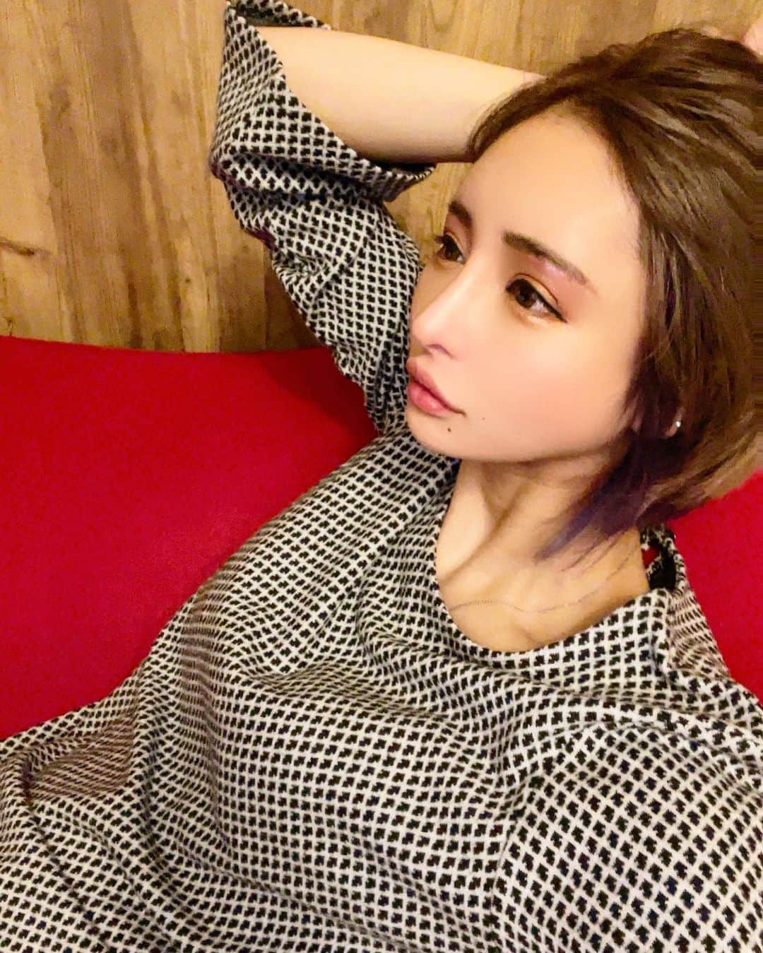 桜井野の花のインスタグラム：「最近、横顔の評判いいのだ🙋🏻‍♀️💕  10月23日、またオペだよおー💉わくわく💜  #美容整形#整形#ダウンタイム中#セクシーぼくろ#横顔美人#Eライン美人#目指してます」