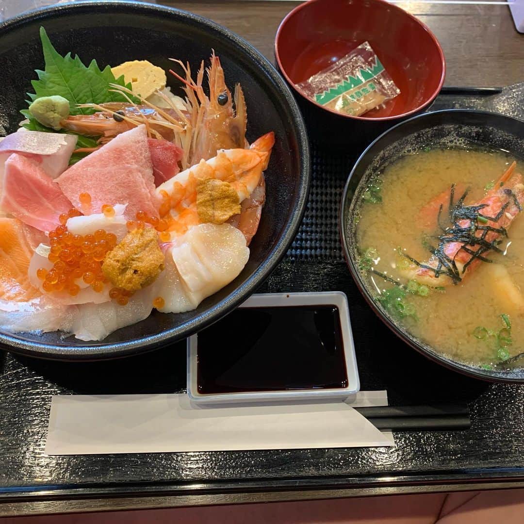 内山信二のインスタグラム：「下関で贅沢海鮮丼ランチ‼️  うま山〜😆😆😆  #がっつり市場 #贅沢海鮮丼 #うま山」