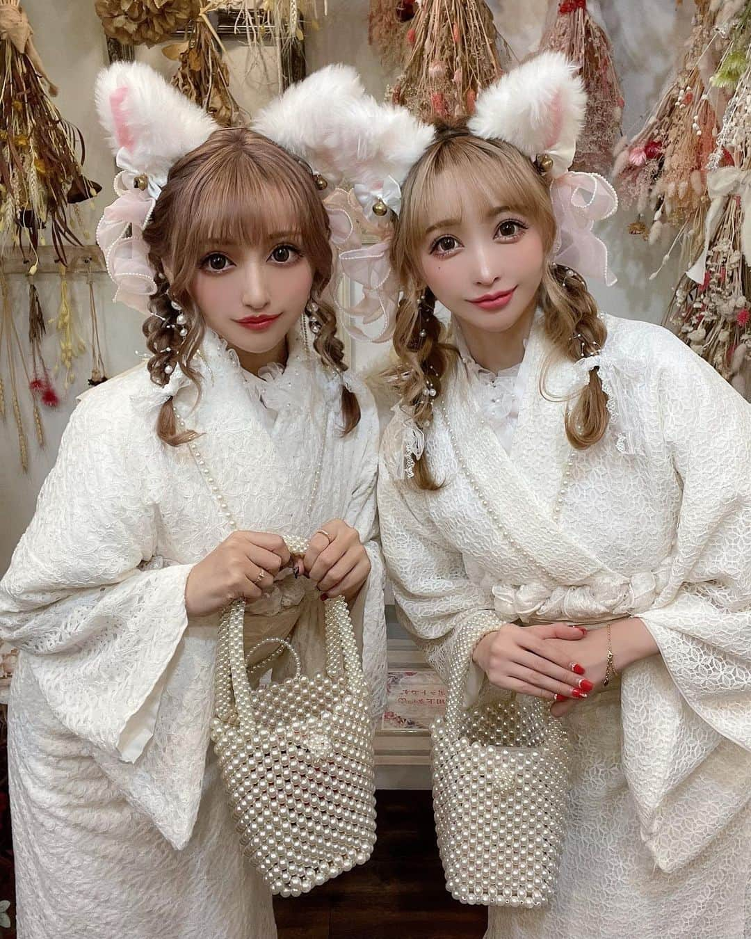 桜井莉菜さんのインスタグラム写真 - (桜井莉菜Instagram)「@saki_411 と着物で浅草デート👘❤️ 【 @kimonomiyabi 】でオソロにしたよん🐰💕 ここの着物屋さんはレースの着物がいっぱいで、ヘアアクセはもちろん、ミミとかもいっぱいあって凄く可愛かった😍💓 おそろで全身真っ白が可愛過ぎた🥺🐰  #浅草#着物#着物デート#浅草デート#雅#江戸和装工房雅 #浅草レース着物 #雅レース着物 #雅ヘアアレンジ #浅草着物レンタル #雅浴衣レンタル」10月12日 13時24分 - rina__sakurai