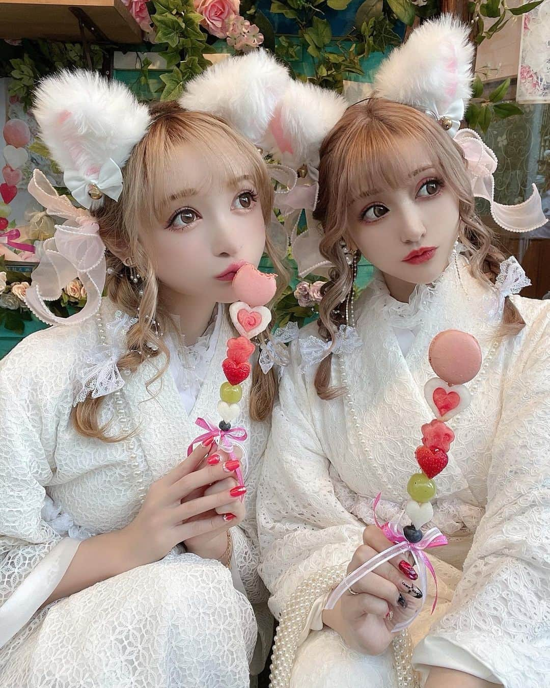 桜井莉菜さんのインスタグラム写真 - (桜井莉菜Instagram)「@saki_411 と着物で浅草デート👘❤️ 【 @kimonomiyabi 】でオソロにしたよん🐰💕 ここの着物屋さんはレースの着物がいっぱいで、ヘアアクセはもちろん、ミミとかもいっぱいあって凄く可愛かった😍💓 おそろで全身真っ白が可愛過ぎた🥺🐰  #浅草#着物#着物デート#浅草デート#雅#江戸和装工房雅 #浅草レース着物 #雅レース着物 #雅ヘアアレンジ #浅草着物レンタル #雅浴衣レンタル」10月12日 13時24分 - rina__sakurai