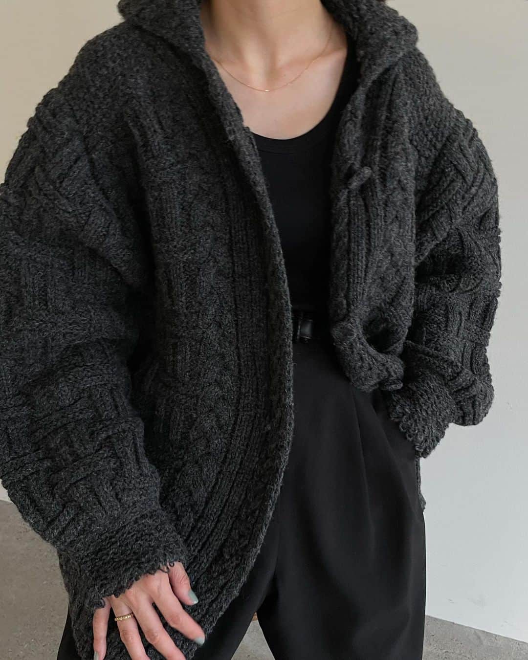松本恵奈さんのインスタグラム写真 - (松本恵奈Instagram)「15日発売のニットカーデ着てたら好きが沢山入ってきたよ。笑  ヴィンテージライクな幾何学の編み地がポイントのケーブルカーディガン。袖の丸みとコクーンシルエットがCLANEらしく、襟と袖口はループ編みにして立体感を出したのが拘りポイントです⚪️ローゲージでしっかり編んでいるので暖かく、軽羽織としてもオススメですが、色々な編み地をミックスさせているので、ボタンを閉じてニットトップスとして着ても映えるデザインです😊 是非、お楽しみにっ♡ #clane #新作 #ニットカーデ #ニット」10月12日 13時36分 - ena1123