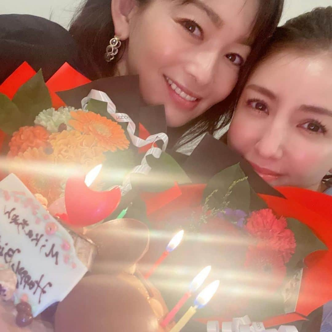 美香さんのインスタグラム写真 - (美香Instagram)「純ちゃん　 サプライズありがとう🎂💐💗 出会って23年。 純子の明るい笑い声が大好きだよ。いつもありがとう！ これからもよろしくね🥰」10月12日 13時43分 - mikaofficial99