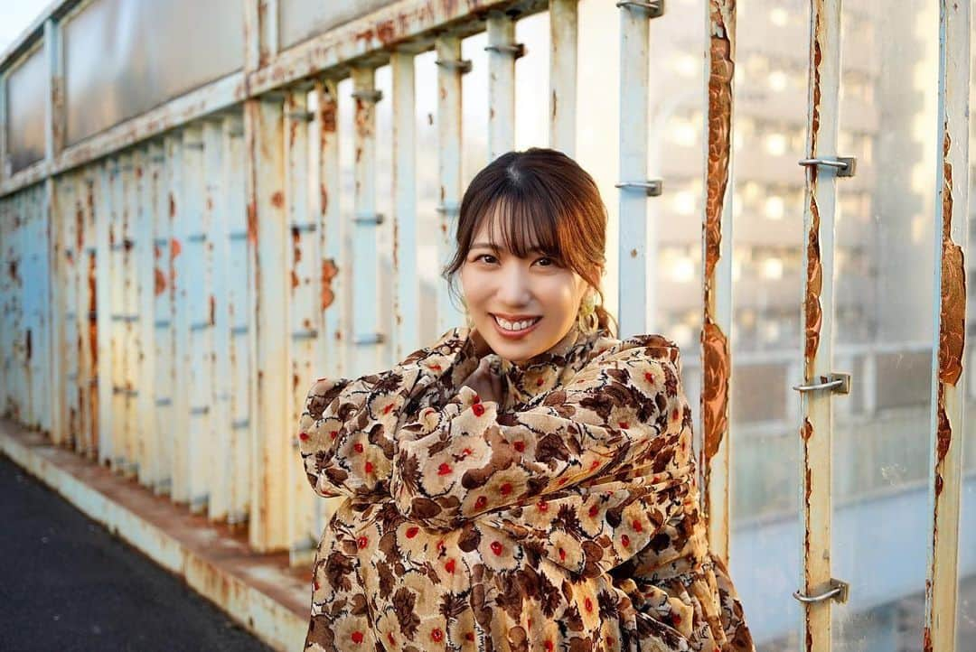 山岸逢花さんのインスタグラム写真 - (山岸逢花Instagram)「#とられち オフショ📸 . . . #感傷的写真集 『とられち』の撮影を 先日してきました🍂 . 私の日常をたくさん切り取ったような そばに居ることをきっと感じてもらえるような写真を とっても自由に撮ってもらえました🌿🤍 . . 『とられち』は電子写真集になります 出るのはもう少し先そうだけど 楽しみにしててください🤍 . . . #山岸逢花 #あいぱん #AV女優 #AV #aikayamagishi」10月12日 14時17分 - ayakayamagishi_