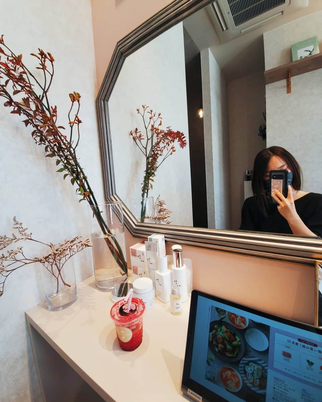 のインスタグラム：「久しぶりのヘッドスパ💆‍♀️⁡ ⁡ 独立してからやっとこれた⁡ 大好きなまみさんのヘッドスパ⁡ ⁡ 肩､肩甲骨､首から頭まで⁡ しっかりと解してくれて､⁡ 施術中は毎回寝そうになる⁡ ⁡ ここの美容スムージーも⁡ とっても美味しくて､施術後に⁡ 心地よいテラスでおかわり飲んだ😙⁡ ⁡ ⁡ 茅ヶ崎でヘッドスパ､美容室は⁡ ここがオススメです🤍⁡ ⁡ ⁡ ⁡ #ANSEE#ヘッドスパ#茅ヶ崎#茅ヶ崎美容室#わんこok」
