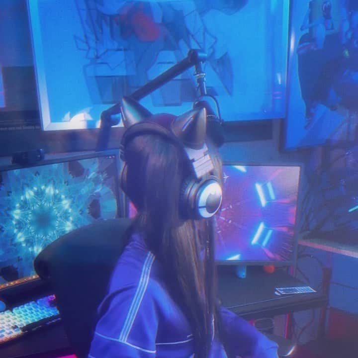 DAOKOのインスタグラム：「groggy ghost off shot💙  Listen listen! “groggy ghost” is my new song. Recently, The music video has been uploaded in high quality sound🎶 You gotta check it out 🥺 Thank you everyone for your kind comments.  Your message is my talisman.  Music by @taar88 & Daoko  Director：mothefucko @motherfucko  Director of Photography：Kota Watanabe (ROM inc.) @kohta44  Lighting：Takashi Watanabe @tremolo_watanabe  Producer：Shotaro Narikawa @iyochang.tokyo   Hair&Make-Up：Megumi Kuji @megumikuji_luckhair  Choreographer ：NON (ELEVENPLAY) @non0812  English translation：John Ando @johnando  Production：ROM inc. @rom_inc_tokyo  Special thanks：FURMAN FOR EVERYONE Costume cooperation：古着屋 深緑 @fukamidori__」