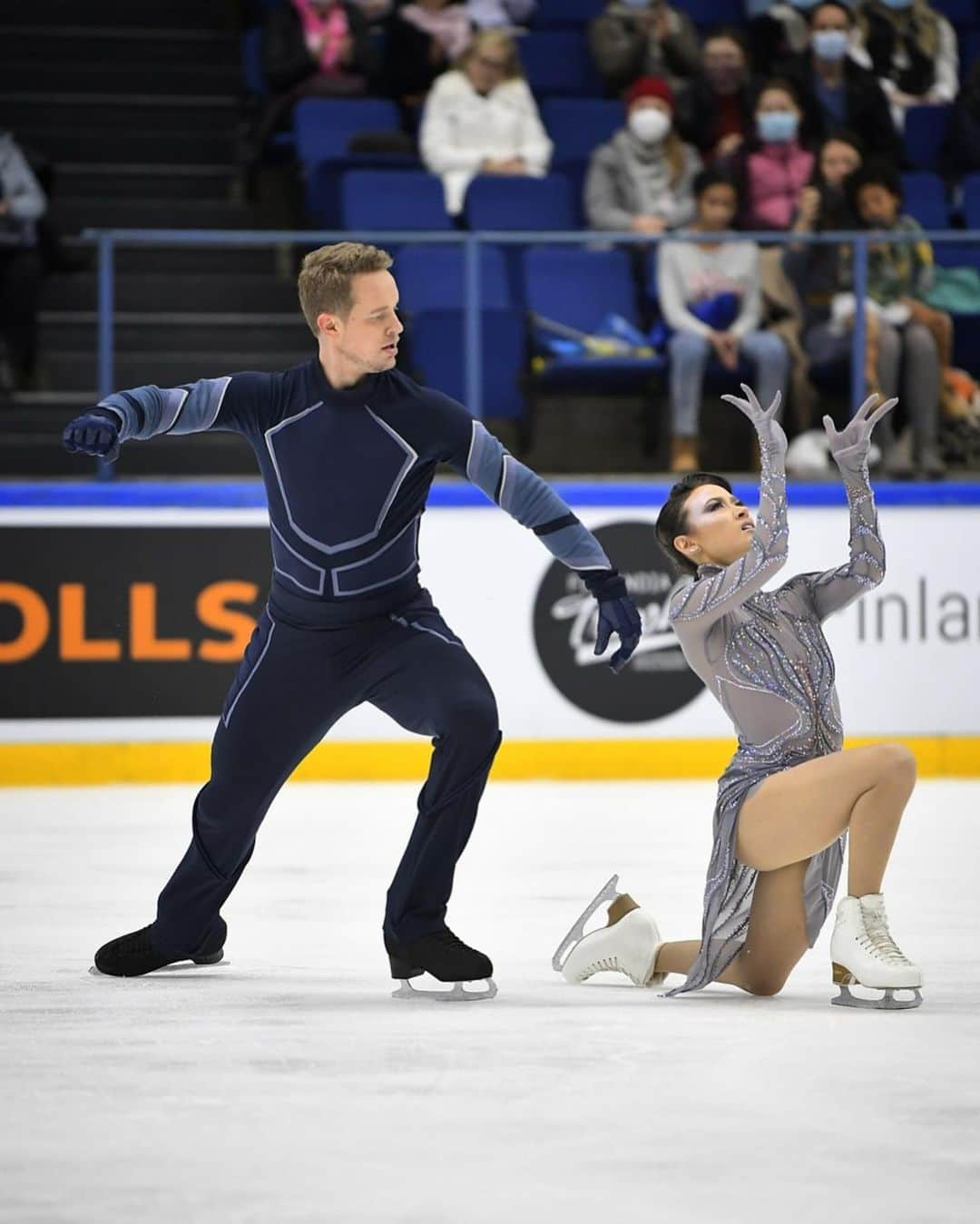 マディソン・チョックさんのインスタグラム写真 - (マディソン・チョックInstagram)「It was fantastic to debut our new programs in Finland this past weekend! 🇫🇮  A huge thanks to the everyone for your kind words and congratulations!! Thank you to @skatingfinland for being wonderful hosts and the audience for all their support! Your cheers brought us so much joy! 🤗   I’d also love to thank our incredible coaching team from @iceacademyofmontreal! 🤩   We always love competing in Finland! We even found some adorable souvenirs to take home with us! 🇺🇸 . 📸: Antti Lehto  . . #chockbates #madisonchock #evanbates #iceacademyofmontreal #skatingfinland #usfigureskating #icedance #figureskating #billieeilish #daftpunk」10月13日 1時37分 - chockolate02