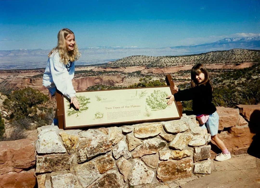 メリッサ・ベノイストのインスタグラム：「These two sisters (doing our best Vanna White at the Colorado National Monument) are publishing a book about sisters on October 26th! 👯‍♀️ @abramskids @jessicabenoistyoung #havenssecret」