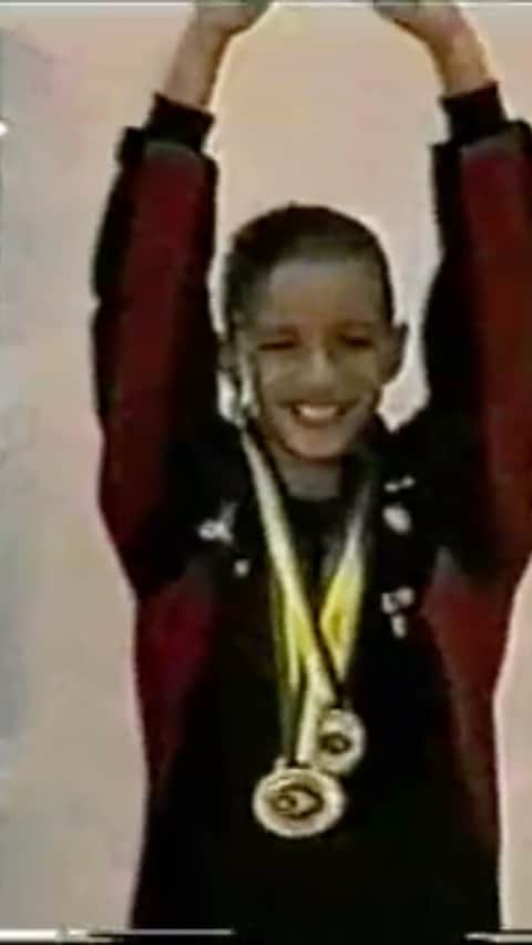 ジャジ・バルボサのインスタグラム：「Aproveitando o dia das crianças para compartilhar esse vídeo. Foi feito com muito carinho pelo meu pai, em 2001. Eu tinha 10 aninhos nesse campeonato brasileiro de ginástica artística pré-infantil.  Sem minha família nunca teria conseguido realizar meus sonhos.   Nunca parem de sonhar.   Feliz dia das crianças   @flaginastica  @timeflamengo  @cbginastica」