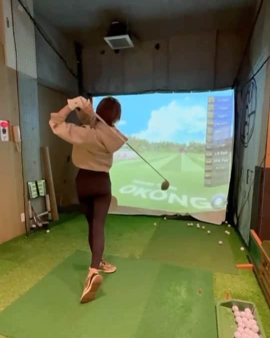 岩佐しおりのインスタグラム：「golf lesson⛳️ ・ @okuyamayushi さんに ゴルフレッスンして頂きました✨ 噂の左足リード！！！ 初めての打感に感動しっぱなし👏🏼 今まで腕に如何に力が入ってたか よくわかった😂💦 習ったことをたくさん復習して この基本スイングを確実に 身につけられるようがんばる！ 来週のラウンドが楽しみ🌈 またお願いします🐾 ・ #練習記録 #ゴルフ練習 #ゴルフスイング #ゴルフ女子 #特訓中 #gtバーディーズ #100切りチャレンジ」