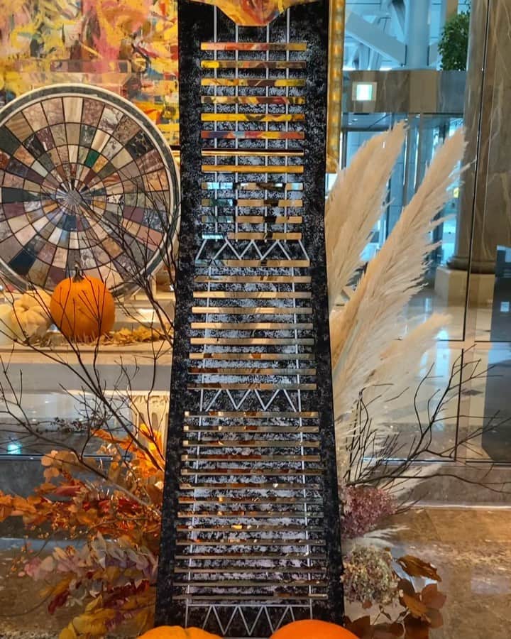 横浜ロイヤルパークホテルのインスタグラム：「. 本日よりロビーにハロウィン仕様のフォトスポットが登場！怪しくそびえ立つ横浜ランドマークタワーなどこの時期ならではの装いに。  ホテルにお越しの際は、ぜひお立ち寄りください👻  #横浜ロイヤルパークホテル  #yokohamaroyalparkhotel」