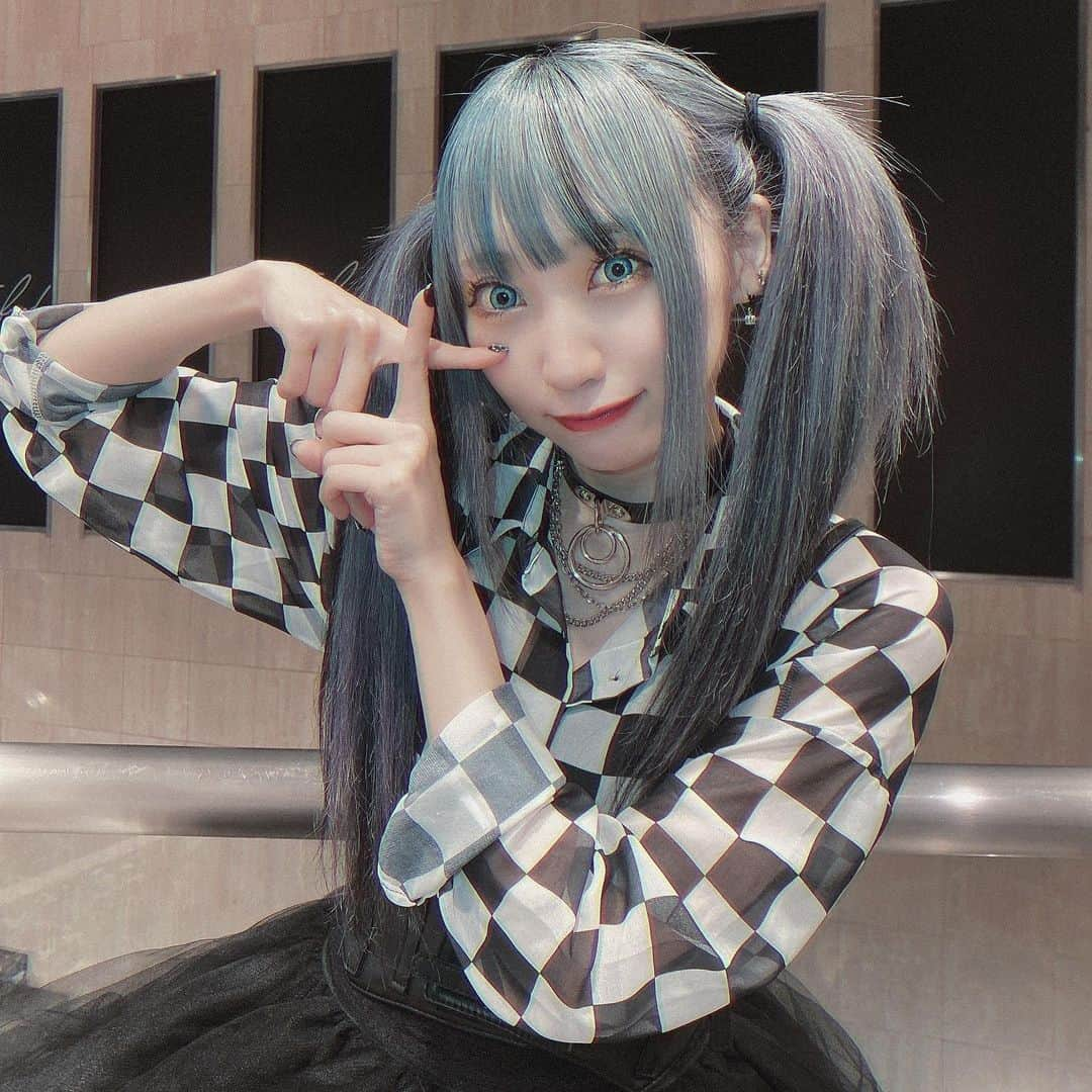 シイナナルミさんのインスタグラム写真 - (シイナナルミInstagram)「🖤🏁🖤🏁🖤🏁🖤 ⁡ カタカタのナでなるみんポーズ🐼 ⁡ こないだのライブの時の衣装全身⛓💙 スカートが可愛いって褒められて好評でした🎶 ⁡ 10月は歌ってみた投稿する予定なので お楽しみに………❤️‍🔥❤️‍🔥  #青髪 #水色髪 #派手髪 #派手髪女子 #ツインテール #派手髪ツインテール #アーティスト #blue #bluehair #punkfashion #punkgirl #japanesegirl #dollskill #twintail」10月12日 17時47分 - narumin_chan