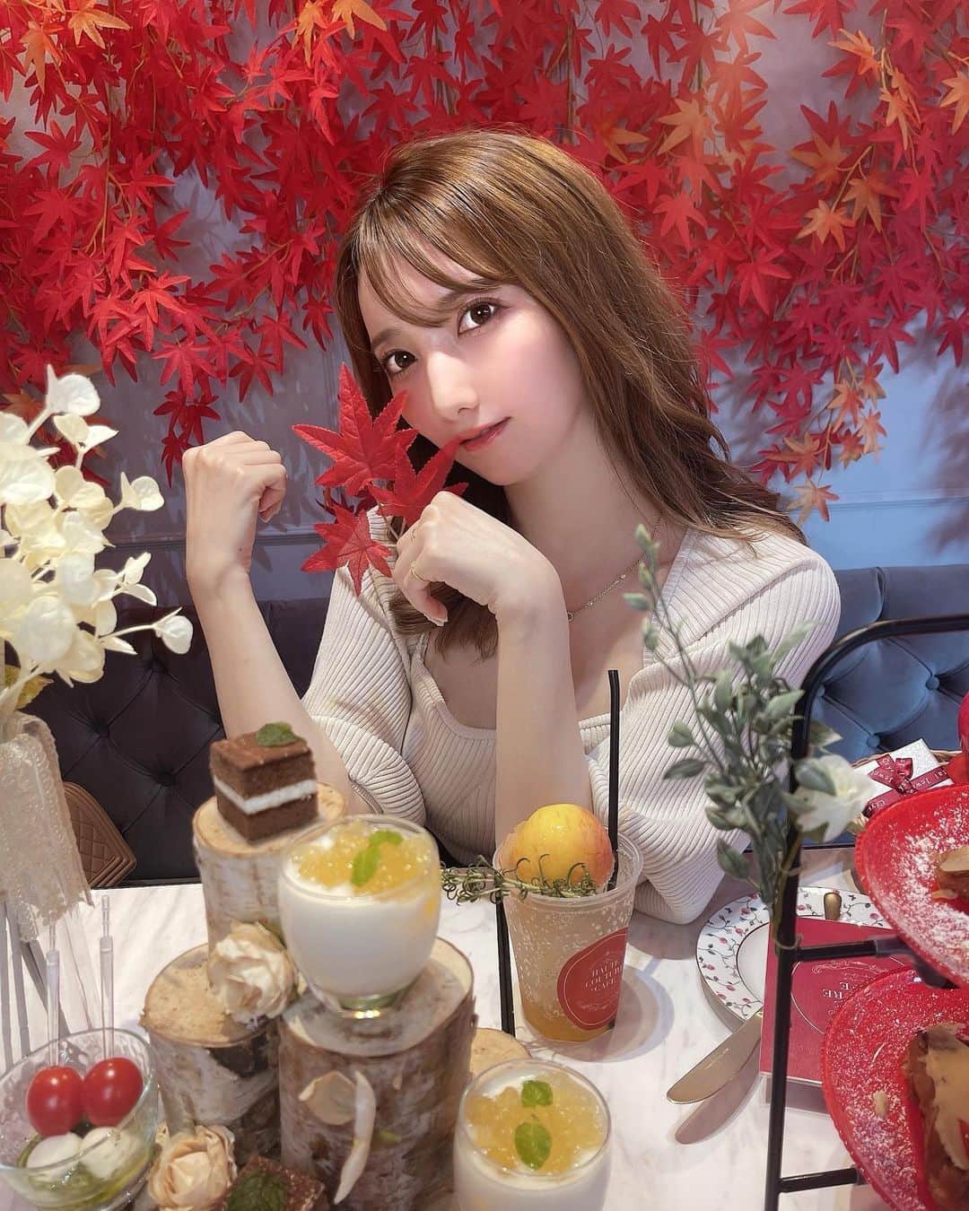 堀みづきさんのインスタグラム写真 - (堀みづきInstagram)「afternoon tea🫖💕 林檎づくし🍎  店内は紅葉一色で秋を楽しめるよ🍁  可愛くてどれも美味しかった…🧁❤︎  #hautecouturecafe #cafe #afternoontea #オートクチュールカフェ　#アフタヌーンティー」10月12日 17時49分 - mizuki_027