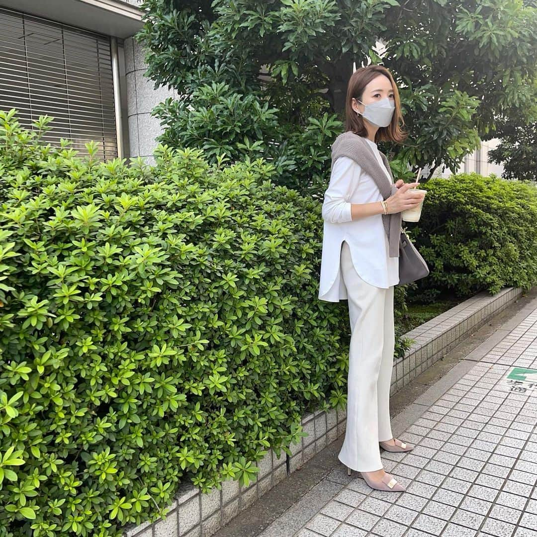 星玲奈さんのインスタグラム写真 - (星玲奈Instagram)「急に寒くなりましたねー 写真はちょっと前のコーデ。 @urs_official コラボのロンTとローゲージカーディガンを肩がけ😊 この組み合わせ、超ヘビロテです❤️ ロンTはレイヤードにも使いやすいので 白はもう一枚追加しようかと🙆🏻‍♀️ tops#urs#ユアーズ bottom#deuxiemeclasse  shoes#sergiorossi #セルジオロッシ bag#hermes#エルメス ・ #coordinate#fashion#outfit#ootd#instafashion#コーデ#コーディネート#ファッション」10月12日 18時17分 - reinahoshi1015