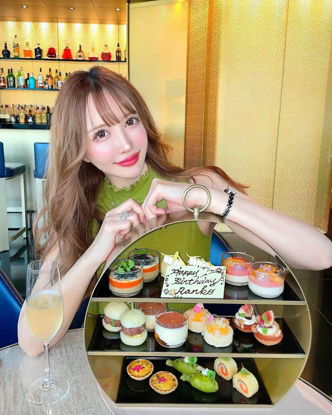 蘭子のインスタグラム：「Armani Cafe Ginza🐰 🎩 🪄✨ . ひさのちゃんがお祝いしてれて 本当にびっくりだった1日🥺❣️ . お久しぶりなのに まだ先なのに本当にびっくりしました ありがとうございました😭💕 . あとアルマーニのチョコレート紅茶が 美味しすぎて5回ぐらい おかわりした🤣💓☕️🍫 買って帰ろうと思ってたのに 話に夢中になって忘れちゃったから 今度買いにいこう❤️ . というわけで 10月お誕生日ですよろしくお願いします🤣 . . . . . .  #armani#銀座#アルマーニ#アルマーニリストランテ#銀座カフェ#ディオールカフェ#銀座スイーツ #アフタヌーンティー#アフタヌーンティー巡り#アフタヌーンティー部#東京アフタヌーンティー #カフェ活#カフェ巡り#カフェ好きな人と繋がりたい #カフェ好きな人と繋がりたい #カフェ部 #カフェ飯#カフェ活 #渋谷ランチ #ホテルランチ #カフェランチ  #原宿ランチ #表参道ランチ #東京カフェ#東京グルメ #カフェスタグラム #グルメ#グルメ好きな人と繋がりたい #グルメスタグラム #グルメ女子 #グルメ部  #グルメ巡り」