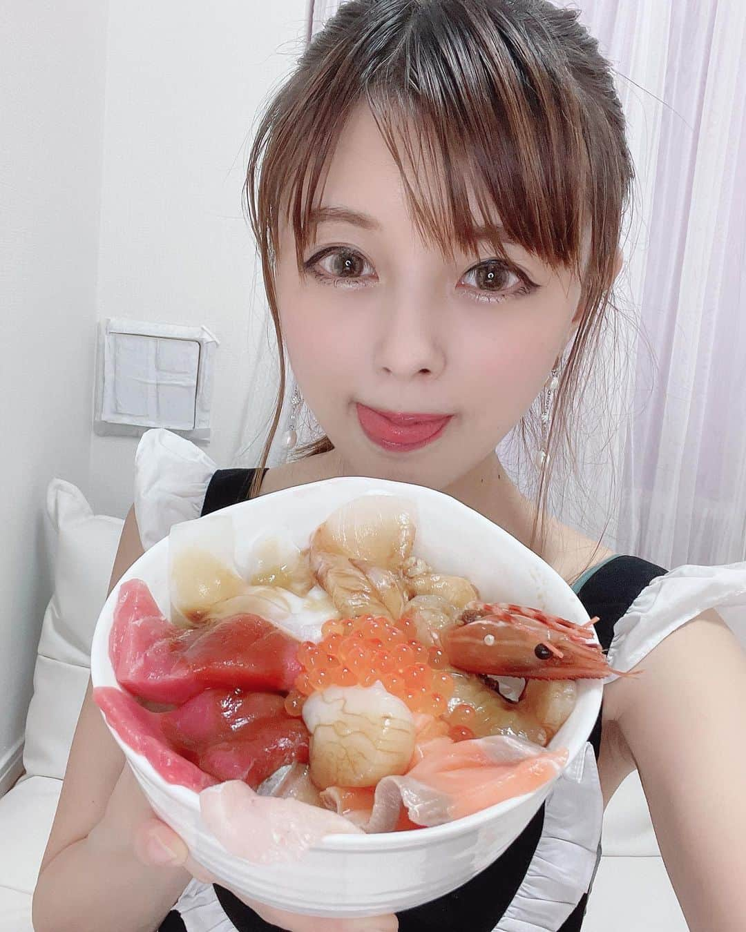 satomiさんのインスタグラム写真 - (satomiInstagram)「どーん！どーん！海鮮丼🦐🐟 ・ 今日は福岡県の糸島食堂（@itoshima_syokudou） でお取り寄せした海の幸で 豪華海鮮丼作りました🍚 ・ 鹿児島産本マグロ、鯛、カンパチ、サーモン、イカ、ホタテ、ボタンエビ、イクラ8種🦐 ・ おうちでこんな新鮮な海鮮丼が 作れるとは驚きました😵 臭みもなくぷりぷりでお店レベル🍣 ・ お米は親戚が送ってくれた新潟のお米🍚最強海鮮丼！！ 福岡も行きたいなー。野球見に⚾️ ・ #海鮮丼 #糸島食堂  #贅沢海鮮丼 #特選  #本マグロ #ボタンエビ  #ホタテ #お家で糸島食堂  #簡単調理 #8種の海鮮丼  #海の幸 #おうちごはん  #自宅でごはん  #お取り寄せグルメ  #福岡グルメ #糸島グルメ #pr」10月12日 18時55分 - saatoomii47