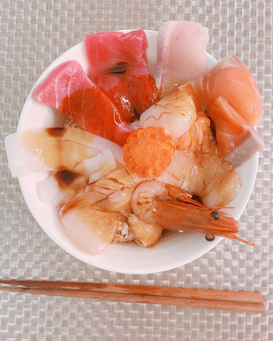 satomiさんのインスタグラム写真 - (satomiInstagram)「どーん！どーん！海鮮丼🦐🐟 ・ 今日は福岡県の糸島食堂（@itoshima_syokudou） でお取り寄せした海の幸で 豪華海鮮丼作りました🍚 ・ 鹿児島産本マグロ、鯛、カンパチ、サーモン、イカ、ホタテ、ボタンエビ、イクラ8種🦐 ・ おうちでこんな新鮮な海鮮丼が 作れるとは驚きました😵 臭みもなくぷりぷりでお店レベル🍣 ・ お米は親戚が送ってくれた新潟のお米🍚最強海鮮丼！！ 福岡も行きたいなー。野球見に⚾️ ・ #海鮮丼 #糸島食堂  #贅沢海鮮丼 #特選  #本マグロ #ボタンエビ  #ホタテ #お家で糸島食堂  #簡単調理 #8種の海鮮丼  #海の幸 #おうちごはん  #自宅でごはん  #お取り寄せグルメ  #福岡グルメ #糸島グルメ #pr」10月12日 18時55分 - saatoomii47