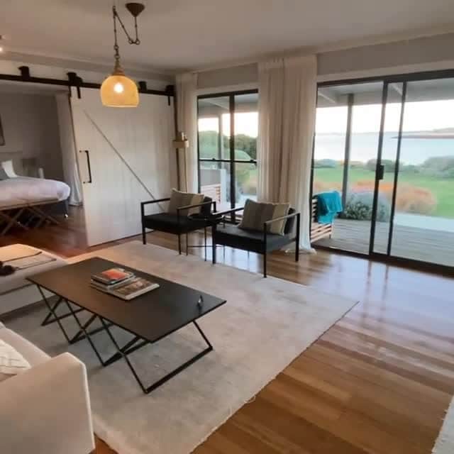 のインスタグラム：「The sweeping views call you out to explore nearby vineyards or the oceanside trails of Narawntapu National Park. But you might spend more time hanging around this modern riverside cottage, which has its own private beach and even a telescope for spying on pelicans by day or planets by night.   Link in bio for Tamar River refuge.  Video: @brissiebarb」