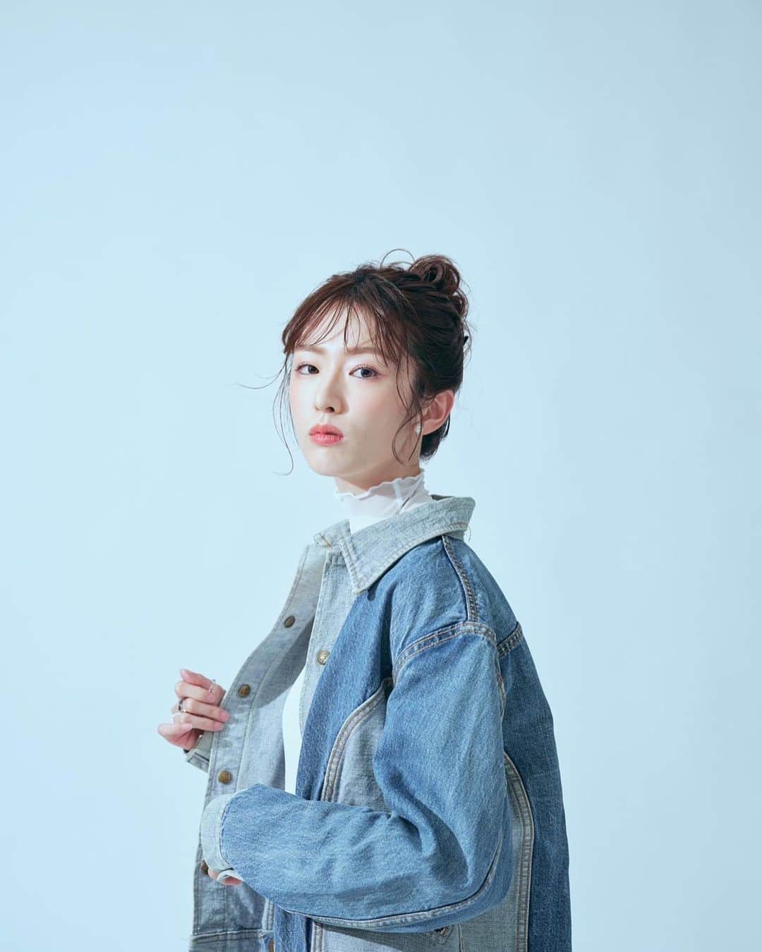 樋口柚子のインスタグラム：「💙 Photographer: @acekeca  Make up: @rina.hairmake_  styling: @usami_seira #作品撮り」