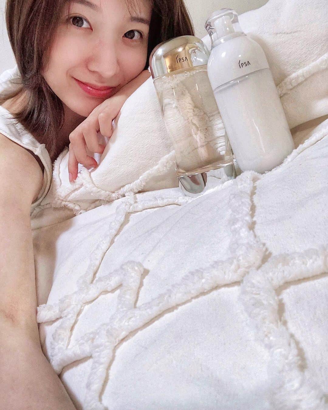 杉枝真結のインスタグラム：「☺︎ お風呂上がりのスキンケアタイム🛁 朝晩、とても肌寒くなってきましたね🍃 皆さん、季節の変わり目…体調はいかがですか？ くれぐれもお身体ご自愛下さい😊 - これまでは、暑さや湿気でマスク内が蒸れて、お化粧が…と頻繁に思っていたのですが💦 ロケ収録の合間などでも、少しはお化粧直しが楽になってきたように思います。。。✨ 肌のケアは、夏×マスク生活にようやく慣れてきた！！と思っていたところでしたが、あっという間に寒くなりそうな予感🦋 - そんな季節が移り行く中でも、肌を整えるべくは #IPSA @ipsa_jp が活躍中🧖🏻‍♀️ イプサ ザ・タイムR アクア (医薬部外品)は、みずみずしいテクスチャーながら、肌の土台からしっとりと潤う印象。乾燥が気になるこれからの季節にも力強い味方で、お気に入りアイテムです💐 また、イプサ ＭＥ 6 (医薬部外品)は、夏のME 7を経て、二回目のカウンセリングで選んでいただいたもの。 “以前の肌状態や悩みから、現在はどういった変化があるのか”を、私の(肌素人目線のw)ざっくりとした言葉や情報から…プロの目線で正確に🌷親身に🌼判断して下さり、オンラインでのカウンセリングだとは思えないくらいの信頼感と安心感で、リラックスしてお話しできたのが今回も魅力的でした😉 ＭＥは、季節に応じて変化する肌状態にも、全て異なる処方とテクスチャーの中から合ったものを選んでいただけるのが嬉しい！ アクアとＭＥを合わせ使いする今、揺らぎにくい肌状態を維持できていること…自分で納得できる肌の状態が続くこと…が、なにより自然と気分を上げてくれています🤾🏻‍♀️🌈 長くなってしまいましたが、私の肌のリアル定期報告でした🤭 皆さんのご参考になると嬉しいなっ💘 #イプサ #IPSA #sponsored #イプサME #エムイー #ザタイムＲアクア #酸素 #酸素レベル #化粧液 #化粧水 #カウンセリング #オンラインカウンセリング #透明感 #ハリ #スキンケア #skincare #安定 #うるおい #ニキビ #肌荒れ #ipsaME6」