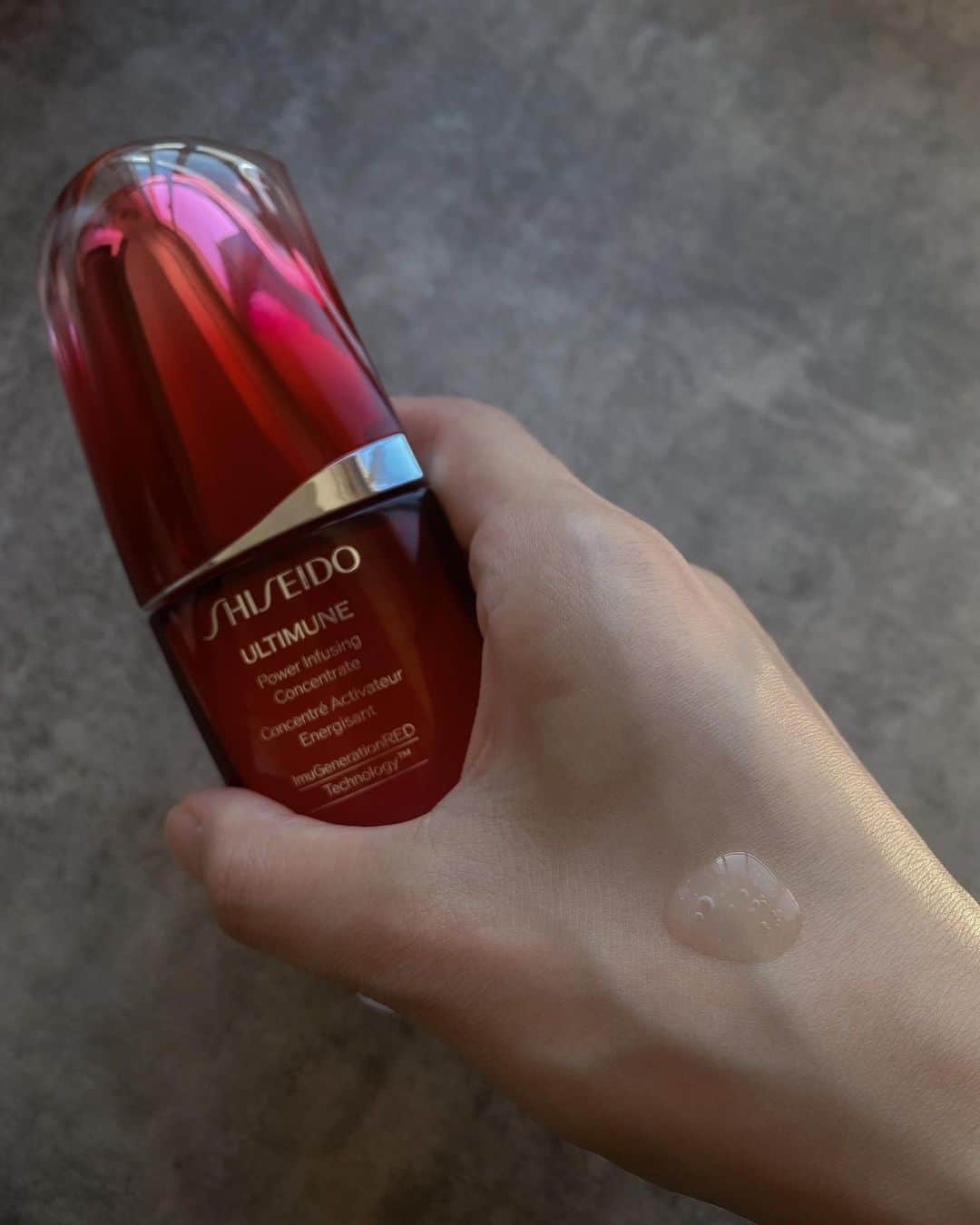 鬼辻麻衣のインスタグラム：「#shiseido  最近使いはじめた @shiseido_japan の美容液 " アルティミューン "   「美のめぐり」にアプローチし、 透明感あふれる輝き、ハリ・弾力、 なめらかさを整えてくれて、保湿感も🙆‍♀️  軽くてベタつかないし、グリーンフローラルの 香りにも癒されます😮‍💨🌿  #アルティミューン #美のめぐり　#TheLifeblood  #pr」