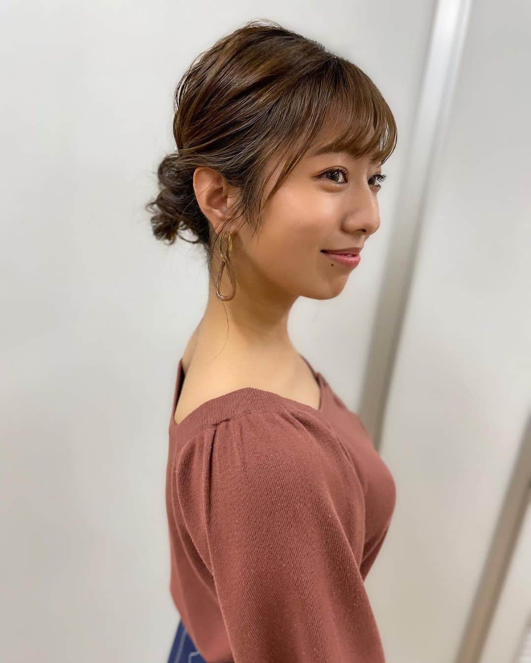 のインスタグラム：「👗 . 《#熱血バスケ #衣装》 @brownie_inc  . スクエアネックのニットトップスに デニムスカートとスニーカーで カジュアルダウンしたコーデでした🎶 . 髪の毛はゆる〜くまとめてもらいました🥺 毎回いろんなメイクや ヘアスタイルをしてもらって楽しいです💓 . #コーデ #カジュアル #ブラウニー #デニム #コンバース #ハイカット #ヘアアレンジ #シニョン #ootd #coordinate #fashiom #tv」