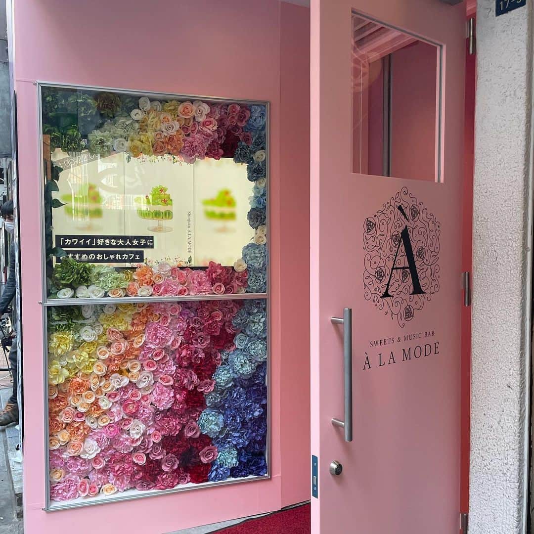 まゆぴちゅーさんのインスタグラム写真 - (まゆぴちゅーInstagram)「新宿の新しい #映えカフェ 🍓❤︎❤︎  10/1にオープンしたばっかの 歌舞伎町一番街のとこ入ってすぐのとこにある 『 sweet & DJ BAR アラモード』(( @alamode.312 ))💓  名前の通り、 昼間は映えスイーツやラテアートがあって❤︎ 夜はDJブースやダーツ、シーシャもある BAR営業で、朝までやってるんだって💡✨  今回お昼にいって、いちごのクロッフルと シャインマスカットのパフェを食べたの🥺💓  これがもぉぉぉぉおおおいしくて😭💋💓💓！  クロッフルはサクサクで美味しくて大好きだった😍 シャインマスカットもこれでもか！？って ぐらいたくさん乗っててめちゃうま🙈💓！  しかも店内も激かわなのよ😍😍！ 映えまくるよ♡♡♡  オープンしたばっかなので穴場です😎🍓✨！ ぜひぜひ行ってみてね\( ˆoˆ )/♡♡♡  📍 @alamode.312  . . . #アラモード #alamode #swwets #cafe #bar #新宿カフェ #新宿グルメ #新宿スイーツ #クロッフル #いちごスイーツ #シャインマスカット #シャインマスカットパフェ #東京カフェ #東京グルメ #東京カフェ巡り #かふぇすたぐらむ #インスタグルメアワード2021」10月12日 20時05分 - mayu_03pichu