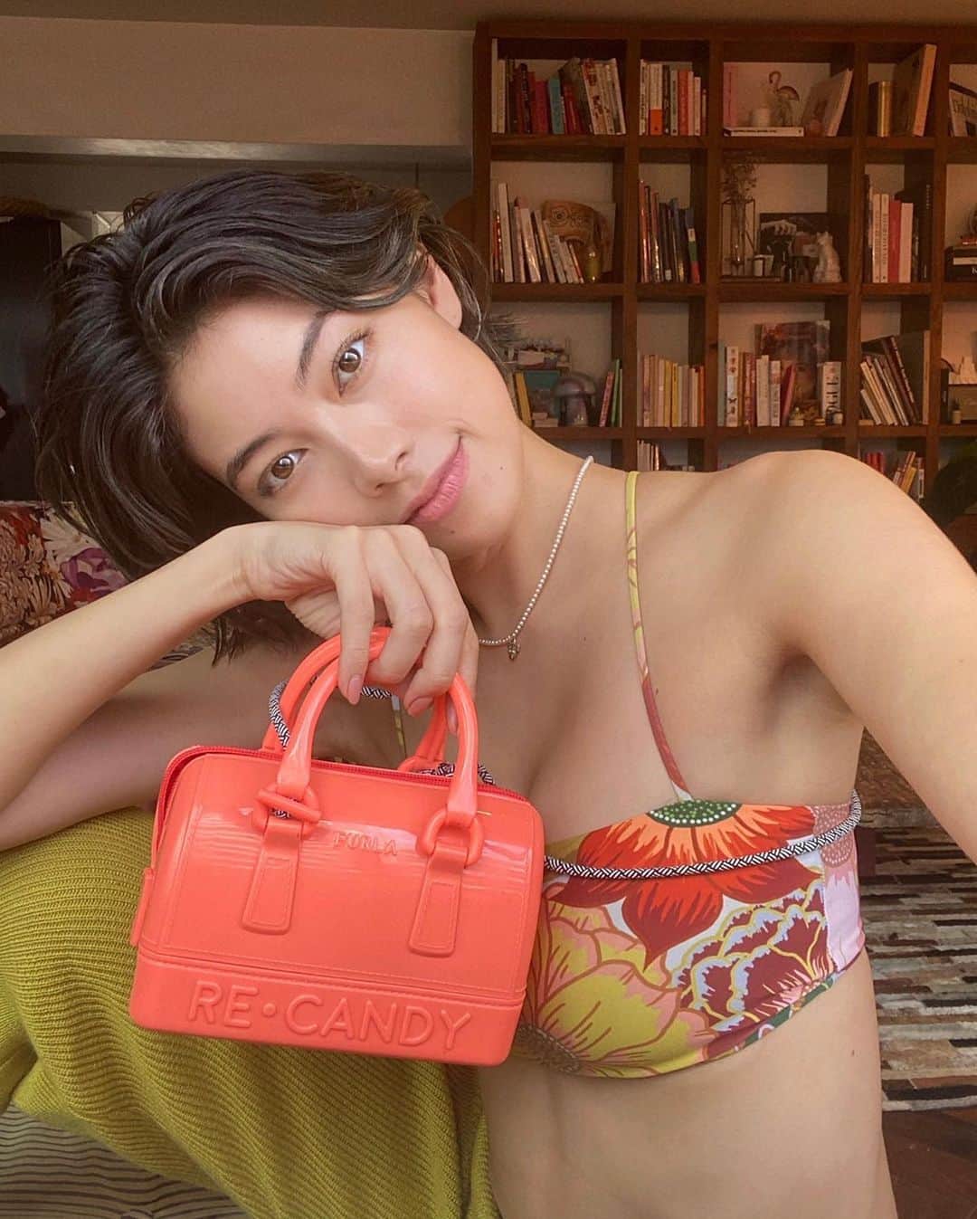 森星のインスタグラム：「100% recycled plastic bag from @furla Re-candy collection 🍭 #furlarecandy」