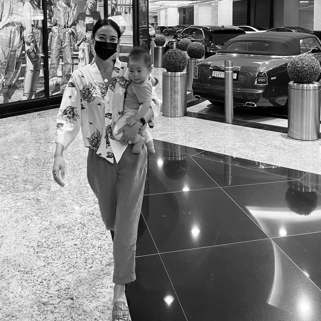小泉里子のインスタグラム：「あ〜最近ずっしりと重くなりました。 ということで、太ももとお尻の筋肉強化中！ 抱きながら立ち上がる時、楽になったよね。  #40歳からの子育て #satokodubai」