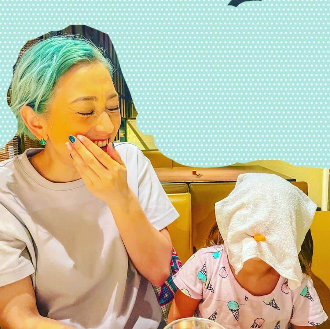 のインスタグラム：「顔におしぼりをのっけて、にんじんスティックをくわえて、オラフ！って言ううちの3歳は天才以外の何者でもない。  #みんなが笑ってもキープし続ける力 #バラエティ力 #英才教育」