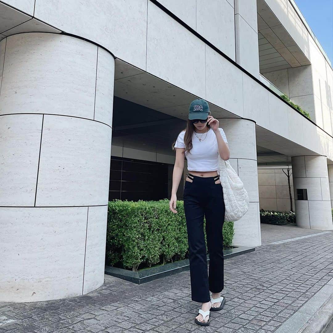 長谷川唯のインスタグラム：「・ ・ 先週末は暖かったのにいきなり寒いね🥶可愛いパンツちゃんはいて気分もルンルン、楽しかった🤍  ・ ・ 久々のお出かけだったからストレス解決に✌🏻✨  ・ ・ #ootd #fashion #fashionstyle #コーデ #ファッションコーデ #me #happy #tokyo #instagood」