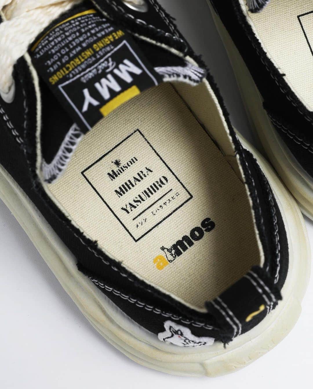 #FR2さんのインスタグラム写真 - (#FR2Instagram)「Maison MIHARA YASUHIRO × #FR2 × atmos PETERSON  "Atmos" a sneaker shop that continues to spread sneaker culture from Tokyo to the world, "Maison MIHARA YASHIRO", which started as a shoe brand in 1997, and a fictitious photographer-based fashion brand "#FR2" will collaborate.  "·This time based on the brand's original sneakers "PETERSON", and the logo of #FR2 icon Rabbit and "Smoking Kills" has been added in the sneaker. A premium pair with a vintage-like feel.The special logo on the insole and other details are unique to collaboration between Japanese brands. . @miharayasuhiro_official @fxxkingrabbits @atmos_japan .  . Maison MIHARA YASUHIRO × #FR2 × atmos PETERSON . 東京から世界へスニーカーカルチャーを発信し続けるスニーカーショップ「atmos」と、1997年にシューズブランドとしてスタートした「Maison MIHARA YASUHIRO」、そして架空のカメラマンがコンセプトのファッションブランド「#FR2」による夢のコラボレーションが実現。  今作はブランドオリジナルのスニーカー”PETERSON”をベースに#FR2 のアイコンRabbitと”Smoking Kills”のロゴを落とし込み、ヴィンテージライクな風合いに仕上げたプレミアムな一足。インソールに施したスペシャルロゴなど、細部に宿ったこだわりは日本ブランド同士のコラボならでは。 .  从东京不断向世界传播运动鞋文化的运动鞋店"atmos"和1997年以皮鞋品牌起步的"Maison MIHARAY ASUHIRO"，还有以虚构摄影师为概念的时尚品牌" #FR2 "实现了梦想的合作。 本作品以品牌经典运动鞋"PETERSON"为基础，搭配#FR2 的图标Rabbit和"Smoking Kills"标志，打造复古风格的高端一双。对Insourt的特别商标等细节的执着是日本品牌之间的合作。  從東京不斷向世界傳播運動鞋文化的運動鞋店"atmos"和1997年以皮鞋品牌起步的"Maison MIHARAY ASUHIRO"，還有以虛構攝影師爲概念的時尚品牌" #FR2 "實現了夢想的合作。 本作品以品牌經典運動鞋"PETERSON"爲基礎，搭配#FR2 的圖標Rabbit和"Smoking Kills"標誌，打造復古風格的高端一雙。對Insourt的特別商標等細節的執着是日本品牌之間的合作。  .  #maisonmiharayasuhiro#miharayasuhiro #fr2#fxxkingrabbits#atmos」10月12日 20時35分 - fxxkingrabbits