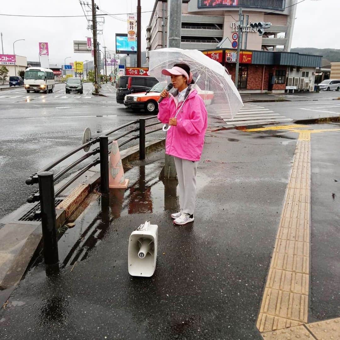 森下千里のインスタグラム：「今日は 石巻市内を辻立ち巡り。 午後には雨も止みました☔️  コロナ対策と経済対策を軸に、 話させていただきました。 なんと言っても、安心できる街づくり‼️ また、 日々の思いを徒然に話させていただいてます。  辻立ちも、明日が最終日。  辻立ちはこれから先も出来ますが、 毎日行っていたので、 何日間か出来ないとなると、感慨深いです。  場所は決めておりませんが、 日没までの予定です。 元倉交差点か、 398沿いかなぁとぼんやり考えています。  #宮城五区 #辻立ちクイーン #幸せをかたちに」