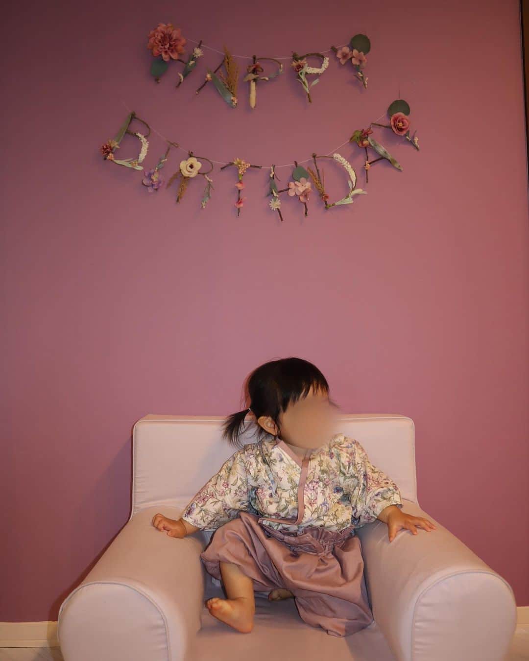 石橋杏奈さんのインスタグラム写真 - (石橋杏奈Instagram)「birthday 🧡 1  今日は娘のバースデーのデコレーションを紹介します 初めての誕生日は一生に一度しかないから盛大にやりたい‼︎ と親が張り切りました笑 テーマカラーを決めて壁紙とフロアシートを選ぶところからスタート(このフロアシートがなかなか剥がれにくかった笑) パープル系にまとめて お祝いなのでお花も入れてみました🌼   1歳の頃はだいぶ落ち着いてきてましたけど娘はものすごく人見知りでした フォトスタジオは憧れたんですが 家でやれたら泣かなくてすむよねってことで100日記念やハーフバースデーも家でやりました  初節句はおっきな雛壇の前でお写真もいいなぁと思いフォトスタジオに行きました が 案の定終始ギャン泣きでした笑 それはそれで可愛かったしいい思い出です(娘はそれどころじゃない)🎎  あ ごめんなさい 追記ですが 4月に1歳になったので半年ほど前の話です 紛らわしくてすみません...  #1歳 #バースデー #おうちスタジオ」10月12日 20時52分 - annaisbs_92