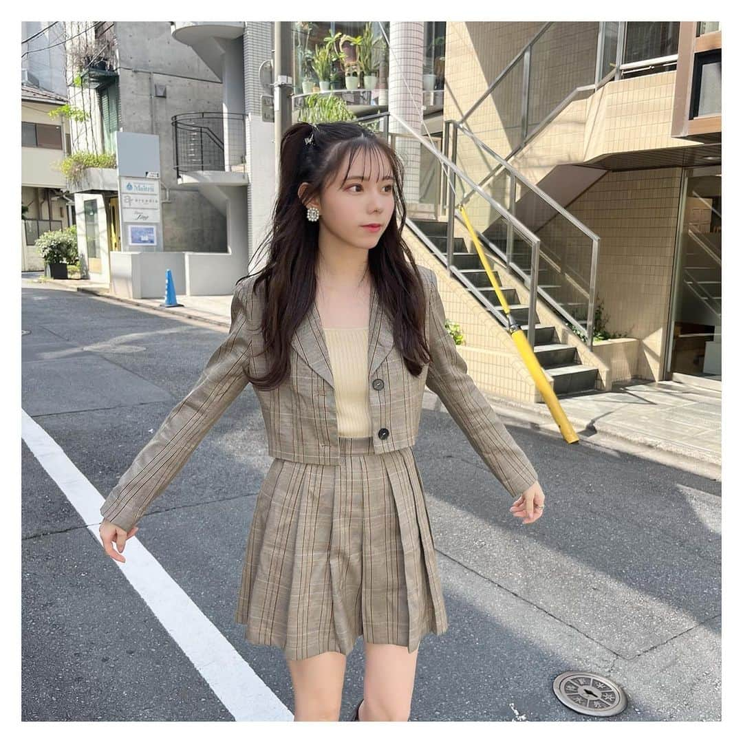 大森莉緒さんのインスタグラム写真 - (大森莉緒Instagram)「・ ・ いよいよ明日10/13(水) 〜 10/26(火)  LAST IDOL × FASHION JAM POP UP SHOPがオープンします😍✨✨  場所→ラフォーレ原宿 2F CONTAINER  私は、17kgさんとのコラボ商品を作らせて頂きました〜〜🖤  写真で着ているのが、コラボ商品1つ目のセットアップです🥰🍂  秋にぴったりなデザインで、とっても可愛いよ〜〜🤤💭  ポップアップストアには、店舗限定グッズなどもあるので皆さん是非、お店に遊びに来てね( ˆ ˆ )/♡ ・ ・ #大森莉緒 #おーりお #おりおんず #ラストアイドル #ラフォーレ原宿 #17kg #イチナナキログラム #セットアップ #秋服  #秋服コーデ #韓国へア #シースルーバング #ハーフツイン #instagood #instapic #good #fashion #code #ootd #instafashion #패션 #코디 #오늘의코디 #오늘의패션 #전신샷 #코디스타그램 #옷 #좋아요」10月12日 21時08分 - rio.ohmori