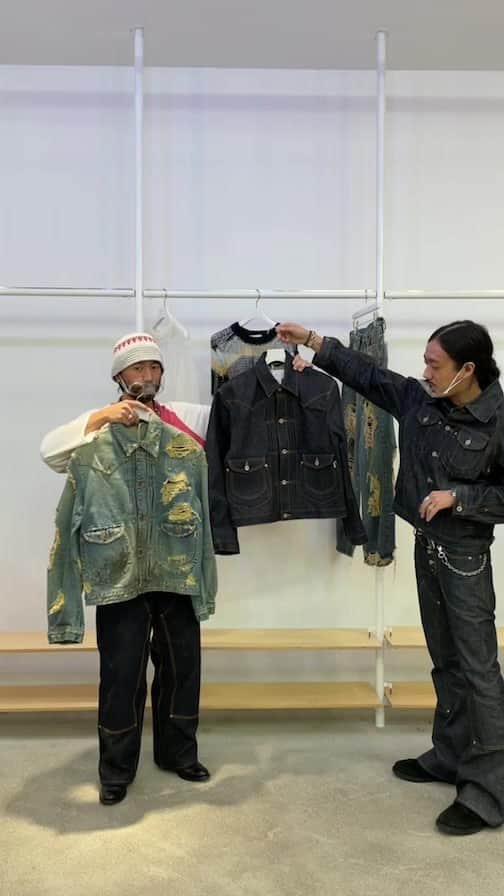 beams_harajuku_officialのインスタグラム：「SUGARHILL x BEAMS . 近年注目を集めるSUGARHILLとのコラボレーションアイテムを10月15日（金）より「ビームス 原宿」にて発売します。 ヴィンテージにあるようなハードなダメージ加工に加え、オーバーダイとオイル汚れを施した『デニムジャケット』。今回特別に復刻した『デニムパンツ』やマルチボーダーを採用した『モヘアニット』の計3型をラインナップ。ぜひこの機会をお見逃しなく。 . Direction&Styling_ @rikuya_hayashi @kou99999 Photography_ @iwamoto_koichiro MODEL_ @alechappy . @sugarhill_tokyo @beams_official @beams_mens_casual @beams_harajuku #sugarhill_tokyo #beams #シュガーヒル #ビームス」