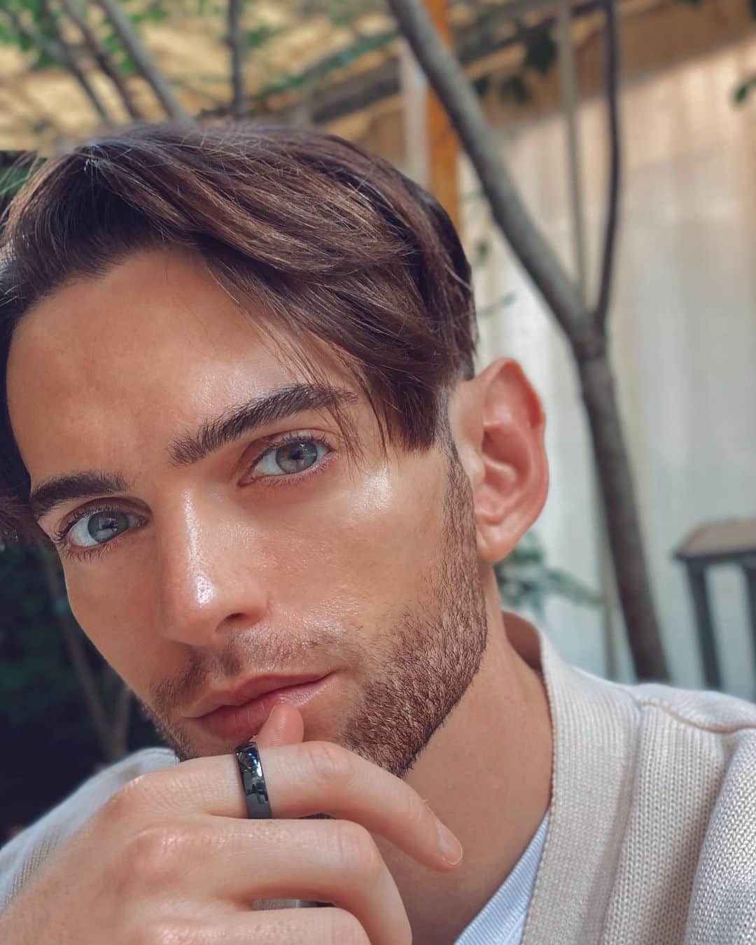 ベンジャミンのインスタグラム：「New ring, new cashless payment😉 コンタクトレス&キャッシュレス決済ができるおしゃれアクセサリーが手に入りました！ ウイルスが気になっちゃうこのご時世、正直言ってあまり現金を触りたくない… その時にこちらのEVERING(エブリング)プリペイド式スマートリングを使用すれば、現金もカードリーダーを降らなくても会計が出来ちゃう！すごくない？🤯  ミラーエフェクトの黒い色でシークなデザイン、日々のコーディネートに合わせやすい✨  防水、充電不要、セラミックだから金属アレルギーの方は心配しなくて良くて、使いやすさ最高🙌🏻  毎日が少しだけでも楽になって行く😊  #エブリング　#EVERING  #PR」