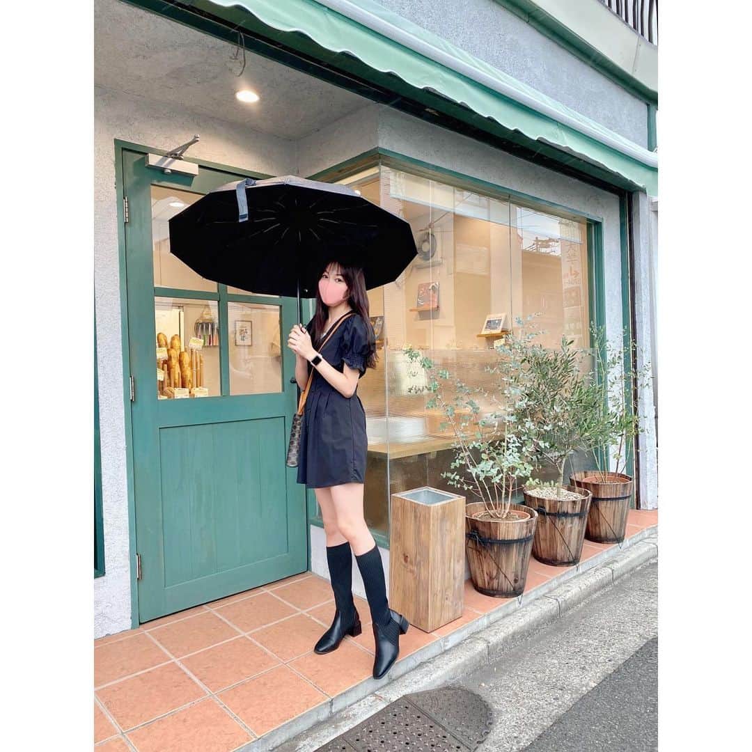 吉澤遥奈のインスタグラム：「撮影終わりに可愛いパン屋さん見つけました☺︎#マネージャーさんカメラ  #glam#model#fashion#straight #黒髪ロング#model #ロングブーツ#ワンピース#モデル」